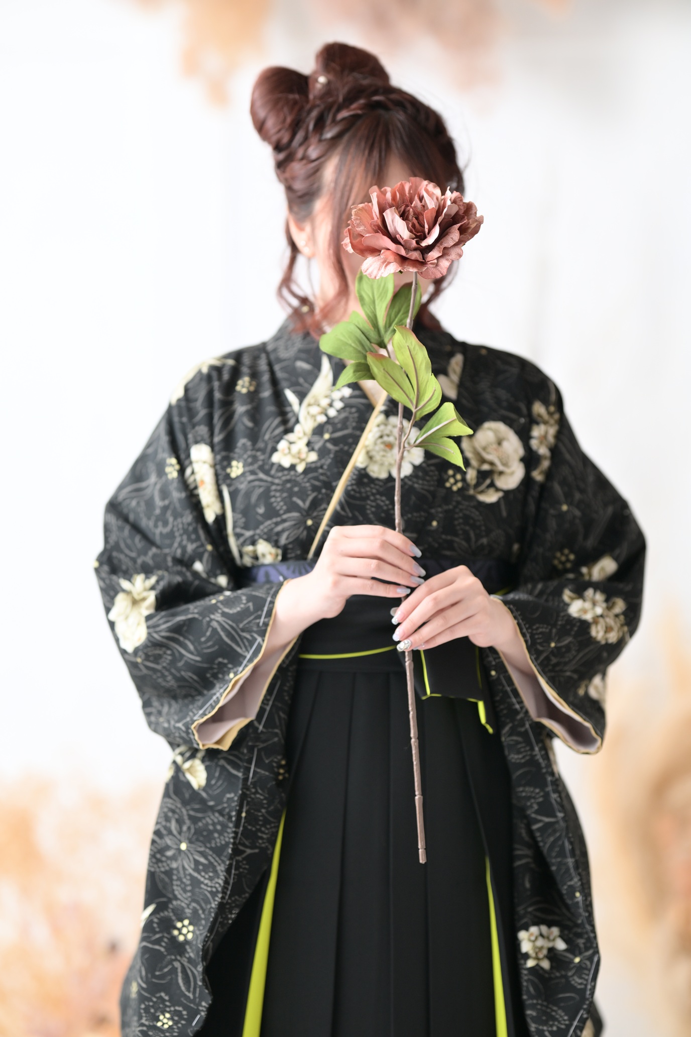 黒の袴に蛍光イエローの差し色が映える卒業式スタイル。写真映えする個性的な袴コーデ